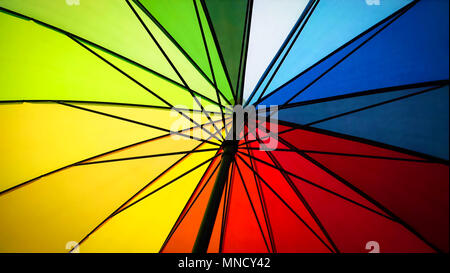 Voir un arc-en-ciel colorés umbrella Banque D'Images