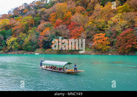 Le PROTOCOLE DE KYOTO, JAPON - 16 novembre : Boatman barques du bateau en rivière. En saison automne Arashiyama le long de la rivière à Kyoto, au Japon le 16 novembre 2017. Banque D'Images