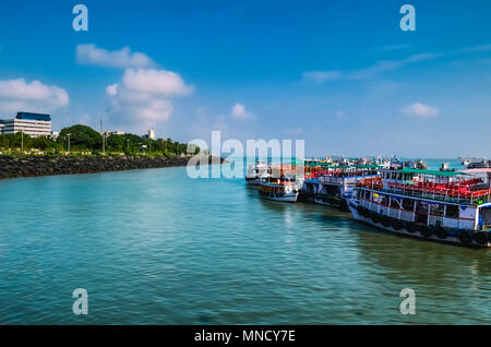 Une vue sur les bateaux de pêche au port de Apollo Bunder(Washington Pier) Banque D'Images