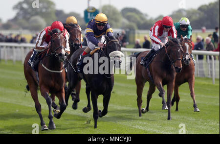 Donner et prendre monté par James Doyle (à gauche, marron et blanc manches longues) gagne la Musidora Tattersalls Stakes au cours de la première journée du Festival à Dante 2018 hippodrome de York, New York. Banque D'Images
