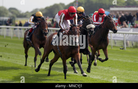 Donner et prendre monté par James Doyle (centre, brun et blanc manches longues) gagne la Musidora Tattersalls Stakes au cours de la première journée du Festival à Dante 2018 hippodrome de York, New York. Banque D'Images