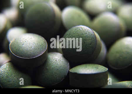 Près d'un grand nombre de comprimés de spiruline avec une faible profondeur de champ. Image horizontale. Banque D'Images