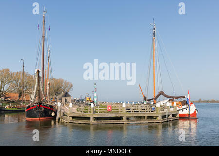 Enkhuizen, Pays-Bas - 20 Avril 2018 : barge dans port de Enkhuizen avec les gens se détendre au soleil Banque D'Images