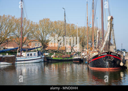 Enkhuizen, Pays-Bas - 20 Avril 2018 : barge dans port de Enkhuizen avec les gens se détendre au soleil Banque D'Images