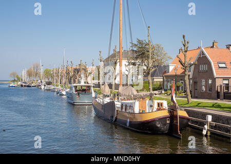 Harbour ville néerlandaise Medemblik avec de vieux voilier historique Banque D'Images