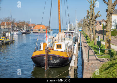 Harbour ville néerlandaise Medemblik avec de vieux voilier historique Banque D'Images