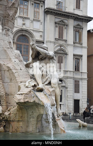 Fontana dei Quattro Fiumi (fontaine des Quatre Fleuves), par Gian Lorenzo Bernini en 1651, Piazza Navona, Rome, Italie Banque D'Images