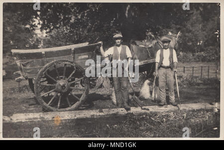 Photographie Vintage des travailleurs avec leur cheval et panier. Panier signé S.H.Barnes de Allington, Wiltshire, England, UK Banque D'Images