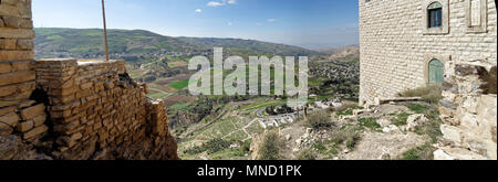 Vue depuis le château des Croisés à un petit village jordanien, une banlieue de la grande ville Karak, Moyen-Orient Banque D'Images