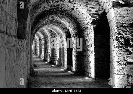 Développé en noir et blanc photo de l'intérieur du château Karak avec lumières électriques fixés pour les touristes et visiteurs, Jordanie, Mars 2018 Banque D'Images