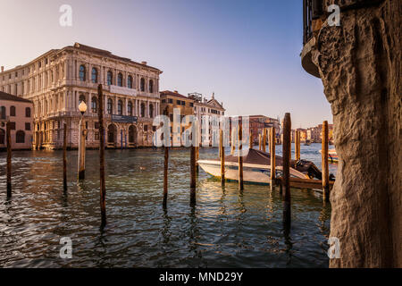 Venise, Italie - 02 janvier 2018 : croisière amarrés à un palina dans le Canal Grande. La paline typique de Venise sont seul moorings Banque D'Images