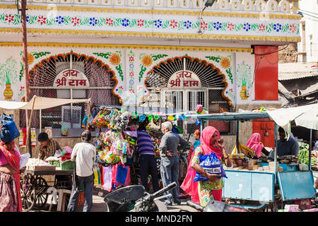 Ville d'Udaipur, Rajasthan, Inde, le 9 février 2018 : marché aux légumes Banque D'Images