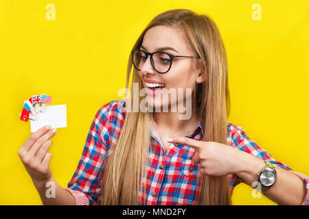 Jeune femme avec la carte et les drapeaux de différents pays francophones. Studio portrait of young beautiful female student Banque D'Images