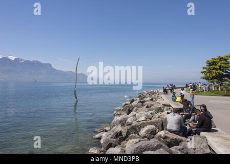 Ouest de la suisse Vevey Lac de Genève Mai 2017 Sculpture La Fourche par Jean-Pierre Zaugg, dans le Lac Léman, Musée de l'Alimentarium pour la nutrition dans le monde d'utilisation | Banque D'Images