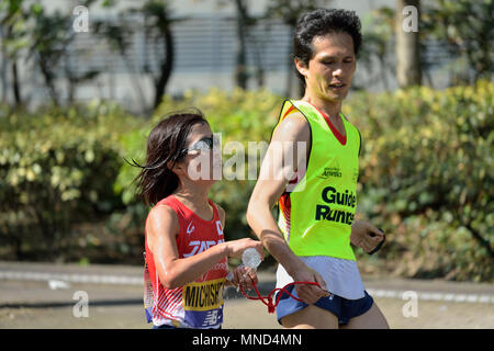 Misato Michishita, World Para athlétisme concurrent avec rail de guidage, Virgin Money 2018 Marathon de Londres, Londres, Royaume-Uni Banque D'Images