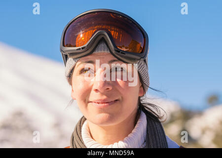 Femme d'âge moyen close up contre la neige. Banque D'Images