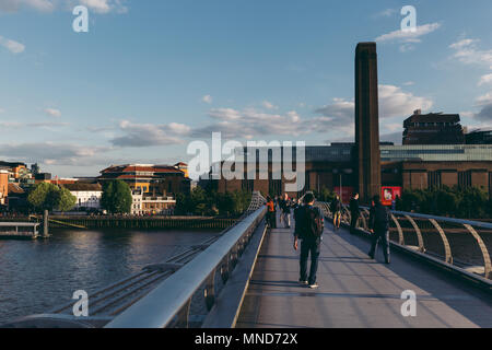 Londres - 10 MAI 2018 : les gens marcher sur le pont du millénaire à Londres vers Tate Modern building Banque D'Images