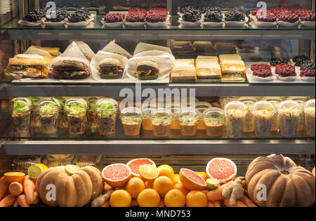 Fast food végétarien showcase avec des sandwichs, des bonbons, des salades, des fruits et légumes Banque D'Images