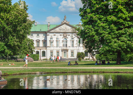 Vue sur le Palais Krasinski et les gens se détendre sur un après-midi d'été dans les jardins de Krasinski (Ogrod Krasinskich) dans le centre de Varsovie, Pologne. Banque D'Images