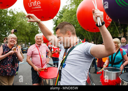 Un batteur au milieu des danses comme compagnon de manifestants appelant à payer plus équitable et les droits des travailleurs, ainsi que contre les coupures dans la fonction publique et de la discrimination en milieu de travail, rassembler sur Victoria Embankment en avant de la 'nouvelle donne pour les travailleurs' mars organisée par le Trades Union Congress (TUC). Banque D'Images