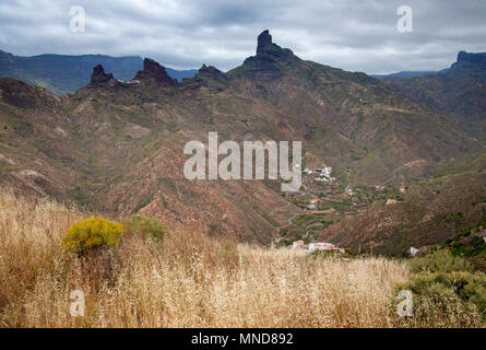 Gran Canaria, mai, montagnes de la partie centrale de l'île, vue sur vallée Barranco de Tejeda vers petit village La Solana, rock formation Ro Banque D'Images