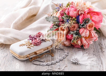 Détails de mariage. Bouquet et accessoires pour mariée Banque D'Images