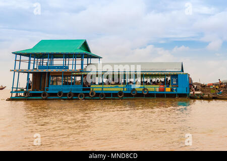 En bois peint bleu un bâtiment de l'école vietnamienne ancrée dans le village flottant de CHONG KNEAS Lac Tonle Sap au Cambodge. Banque D'Images