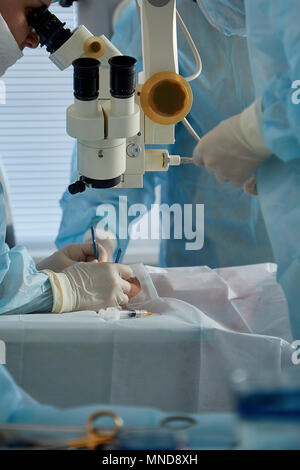 La chirurgie des yeux Surgeons performing sur patient at hospital Banque D'Images
