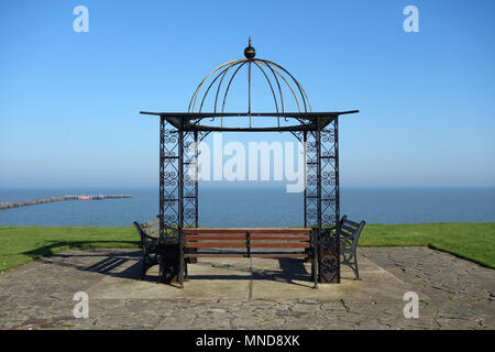 Pergola et vue sur mer à Walton-on-the-, Essex, Angleterre  ? Banque D'Images