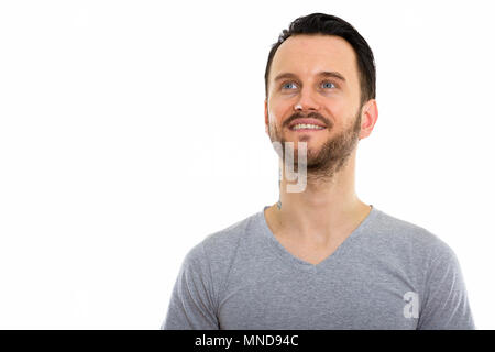 Portrait de jeune homme barbu beau against white background Banque D'Images