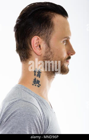 Portrait de jeune homme barbu beau against white background Banque D'Images