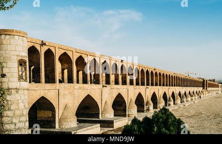 Début du 17e c, Si-O-seh Pol, également connu sous le pont Allahverdi Khan, à Isfahan, iran est composé de 33 arches dans une ligne et mesure 295m de long et 13.75m de large, traversant la rivière Zayandeh-Roud Banque D'Images