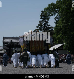 Aoi Matsuri 葵祭 de Kyoto, le 15 mai festival annuel attire des foules que 500 personnes en costumes colorés de Heian défilé du palais impérial à Kamo de culte. Banque D'Images