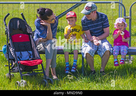 Séance Famille avec enfants de manger des glaces au Hampshire Game & Country Fair, marais Netley, Hampshire UK en mai Banque D'Images