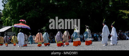 Aoi Matsuri 葵祭 de Kyoto, le 15 mai festival annuel attire des foules que 500 personnes en costumes colorés de Heian défilé du palais impérial à Kamo de culte. Banque D'Images