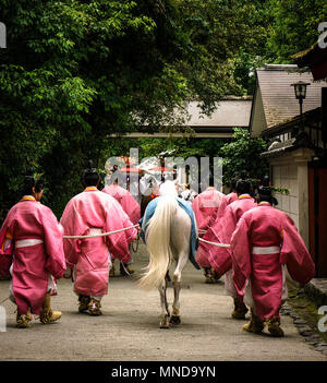 Aoi Matsuri 葵祭 de Kyoto, le 15 mai festival annuel attire des foules que 500 personnes en costumes colorés de Heian défilé du palais impérial à Kamo de culte. Banque D'Images