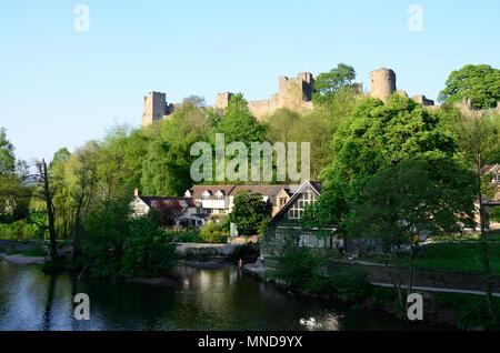 Ludlow Castle debout sur un promontoire au-dessus de la rivière Teme de la rivière Teme Shropshire England UK Banque D'Images