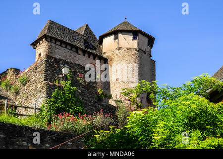 Tour du château d'Humières et maisons aux toits de lauzes du village médiéval de Conques, Occitanie, France. Banque D'Images