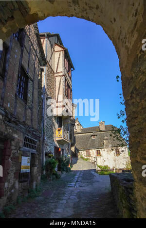 Gate dans la belle et pittoresque ville médiévale de Conques, Occitanie, France. Banque D'Images