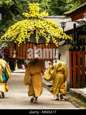 Aoi Matsuri 葵祭 de Kyoto, le 15 mai festival annuel attire des foules que 500 personnes en costumes colorés de Heian défilé du palais impérial à Kamo de culte. Banque D'Images