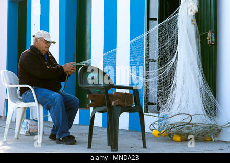 Pêcheur travaillant sur des filets. Promenade Torre del mar. L'Espagne. Banque D'Images