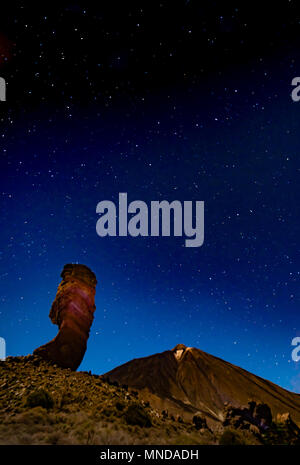 Nuit étoilée vue du Roques de Garcia de lune et le Mont Teide de Ténérife sur la plus grande des îles Canaries Banque D'Images