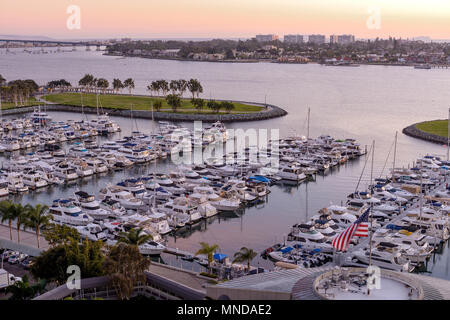 Coucher de la baie de San Diego - Une antenne vue du coucher de soleil de la baie de San Diego et San Diego Coronado Bridge Marina, avec la péninsule de Coronado et en arrière-plan. CA, USA Banque D'Images