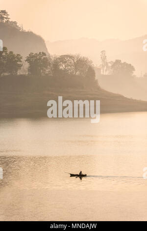 Lever du soleil sur le lac Pani Bara, Siloé, Meghalaya, en Inde Banque D'Images