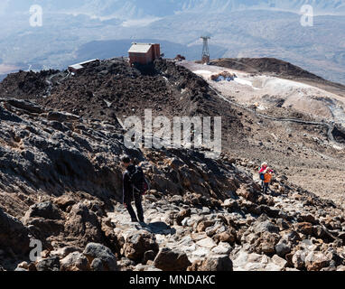 Climber en ordre décroissant les chemin escarpé du sommet de cône de volcan actif El Teide tandis que d'autres grimpeurs ascend - Tenerife Banque D'Images