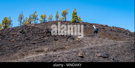 L'ascension de la Walker chemin escarpé jusqu'au bord du cratère du volcan de Samara sur les pentes du mont Teide à Tenerife dans les îles Canaries Banque D'Images