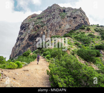 Une femme approche walker Roque el Cano un bouchon volcanique de basalte haute au-dessus de la petite ville de Vallehermoso sur La Gomera dans les îles Canaries Banque D'Images