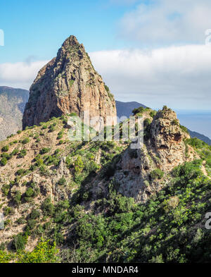 Roque el Cano un bouchon volcanique de basalte qui domine la petite ville de Vallehermoso sur La Gomera dans les îles Canaries Banque D'Images