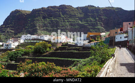 Le joli village d'Agulo situé de façon spectaculaire par la côte nord de La Gomera dans un amphithéâtre de falaises volcaniques - Îles Canaries Banque D'Images