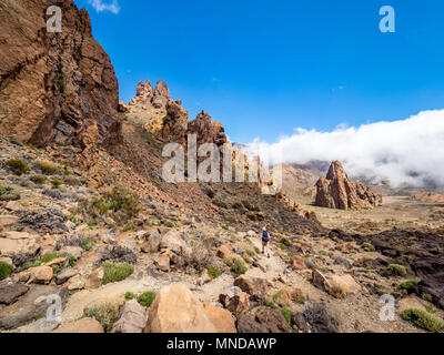 L'approche féminine walker rock formation frappant la cathédrale un bouchon volcanique érodée à la Roques de Garcia sur le Mont Teide Tenerife Banque D'Images